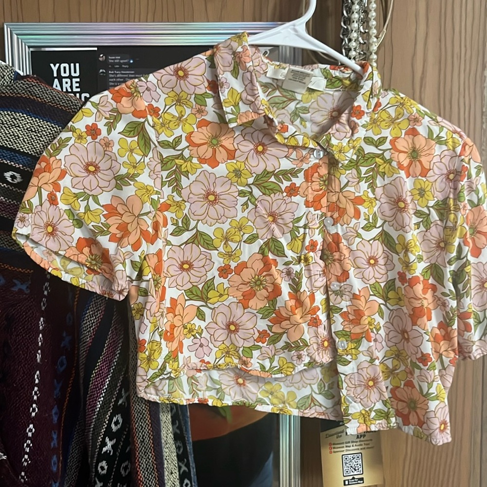 70s style flowered crop top shirt